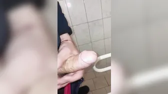 Behaarter belgischer bär wichst seinen großen schwanz bis zum cumshot