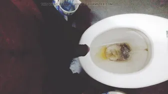 Chico universitario indio orina con gran polla sin circuncidar al a...