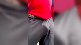 Hunk noir balance sa grosse bite librement dans les bois publics