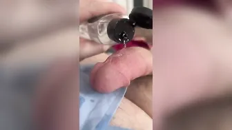 Papá gay se masturba con una polla gruesa para una gran corrida