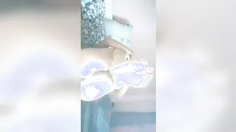 Solo-twink wichst mit analspielzeug und spritzt hart ab