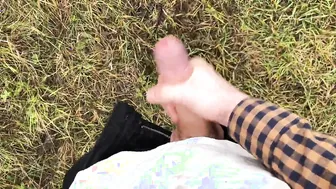 Twink bien monté se branle sa grosse bite dehors jusqu'à jouir