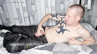 Scally britannique rouquin, ouvrier, branle sa grosse bite intacte ...