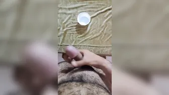बालों वाला युवक बड़े लंड को हिलाता है और मोटा वीर्य कंटेनर में इकट्...