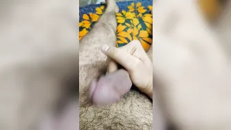 Joven peludo se masturba su polla gruesa y dispara una gran carga