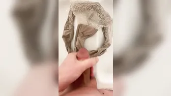 Masturbação matinal solo e gozada em cueca fofa
