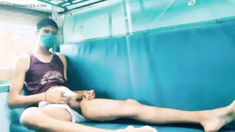Twink indiano se masturba ao ar livre e goza
