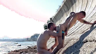 El viejo semental se folla sin condón a un joven twink en la playa ...