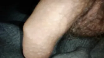 Jovem twink colombiano se masturba seu pau grande em sessão solo
