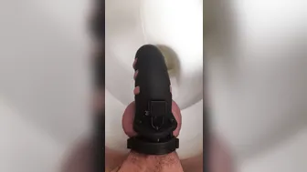 Twink alemán mea en jaula de castidad durante sesión bdsm en solitario