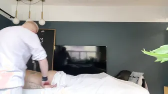 Daddy bär wird während der massage hart und verführt den masseur