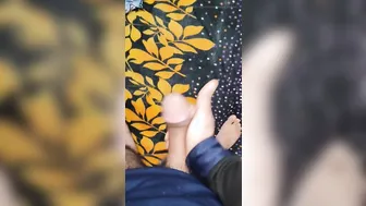 Joven peludo dispara enorme carga de semen en paja solitaria