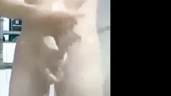 Chico indio se masturba su gran polla en webcam en el baño