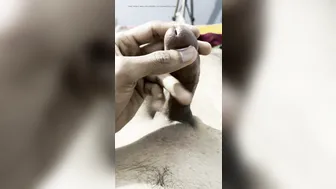 Jeune mince pakistanais branle sa bite moyenne jusqu'à jouir