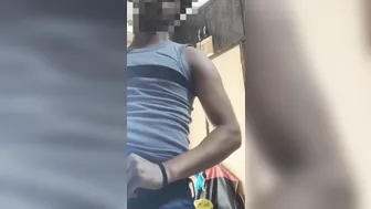 Adolescente indio flaco se desviste después de la escuela y se mast...