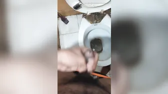 少年放学后浴室脱衣打飞机