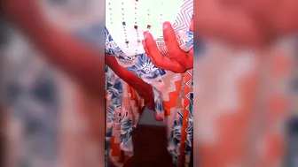 Adolescente de sri lanka en bata de satín da una paja sensual y corre