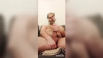 Geiler daddy wichst seinen großen unbeschnittenen schwanz und kommt...