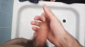 Joven twink polaco se masturba la polla grande en el baño