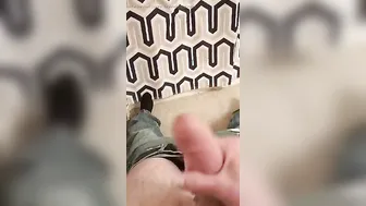 Twink solo se masturba la polla grande hasta la corrida en primer p...