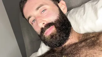 Papá oso peludo se masturba su polla gruesa en solo