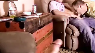O amador hétero jason recebe um boquete rápido por dinheiro