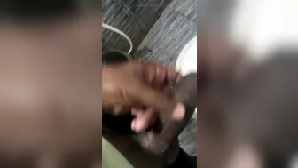 Tipo desi musculoso se masturba su gran polla dura en la ducha