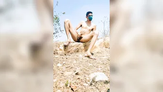 Muslimischer twink wichst draußen seinen großen schwanz und kommt hart