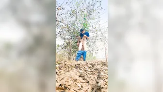 فتى هندي نحيف يmasturbate زبه الكبير في الخارج
