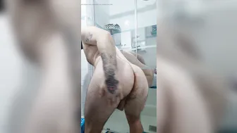 Cara peludo e barbudo se masturba com seu grande pau não circuncisa...