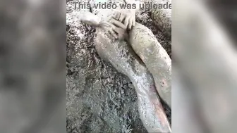 رجل منفرد يستمني حتى قذف صيفي فوضوي