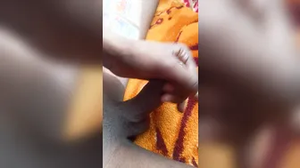 Chico negro se masturba su gran polla matutina en solitario