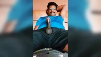 Galán indio en solo se masturba su polla grande y sin circuncidar e...