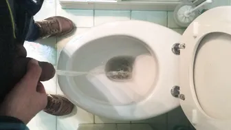 Abuelo italiano maduro y peludo meando en la bañera del baño