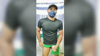 युवा मांसल भारतीय सैनिक वेबकैम पर अपना बड़ा लंड हिलाता है