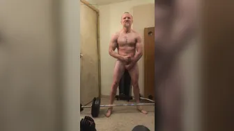 肌肉壮爹健美选手赤裸展示，漏出前列腺液并猛烈射精