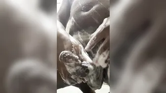 Hombre maduro indio con polla grande masturbándose en el baño
