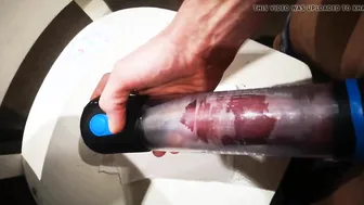 Joven usa bomba en polla grande y sin circuncidar y estira el prepucio