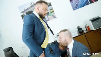 Sir peter y riddick tienen sexo anal a pelo en la oficina después d...