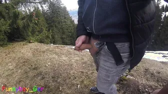 Randonneur allemand non circoncis pisse et se branle dans les monta...