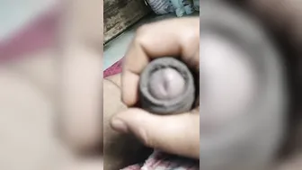 волосатый индус дрочит свой большой член на вебкамеру