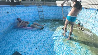 El jefe folla a pelo el culo apretado de un twink duro y salvaje
