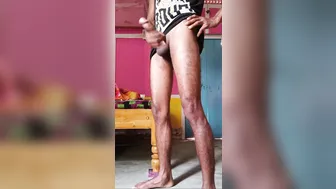 Hunk indiano e twink japonês se masturbam juntos