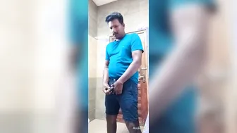 खतना न किया हुआ भारतीय हंक शावर में हस्तमैथुन करता है