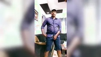 Oso indio maduro muestra su gran polla sin cortar en webcam