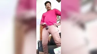 भारतीय परिपक्व आदमी जींस में अनकट बड़ा लिंड दिखाता है