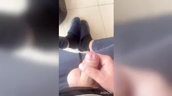 Junge russische twink wichst seinen großen schwanz und kommt in nah...