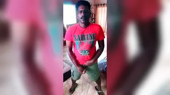 Galã indiano não circuncidado se masturba e goza em close-up na webcam