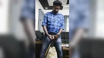 Dotado indiano de jeans azul masturba seu grande pau sem cortar soz...
