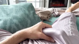 Stud desvirgado provoca con su gran polla en pijama de seda antes d...